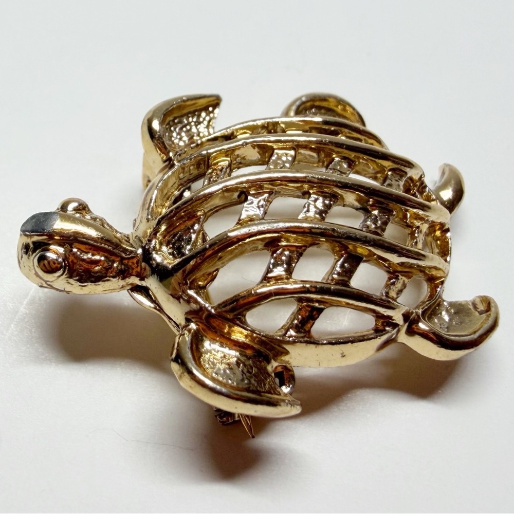 Vintage 80s 1981 Gerry’s Gold Tone Turtle Brooch